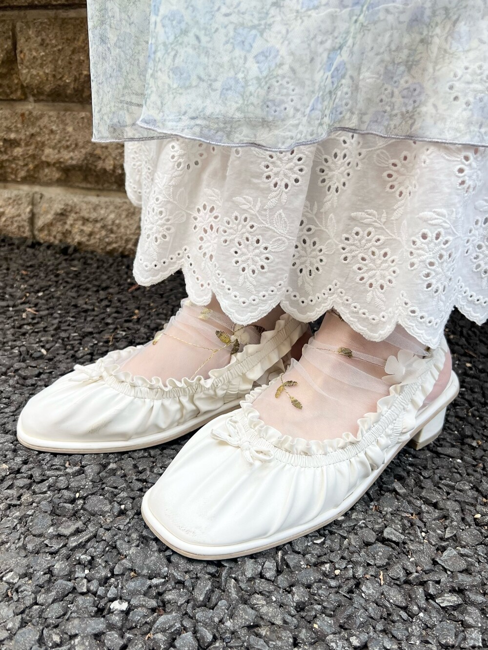 ホワイト系のパンプス、グリーン系のワンピース、ホワイト系のTシャツ/カットソーを着用したレディースの春コーディネートの10枚目の写真