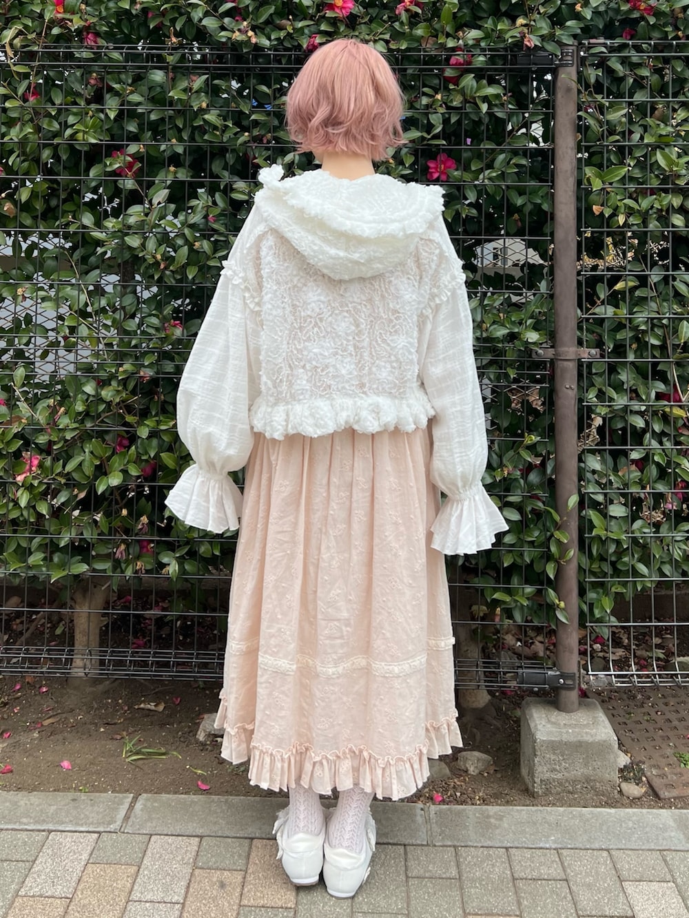 ホワイト系のブルゾン、ピンク系のワンピース、ホワイト系のTシャツ/カットソーを着用したレディースの冬コーディネートの3枚目の写真