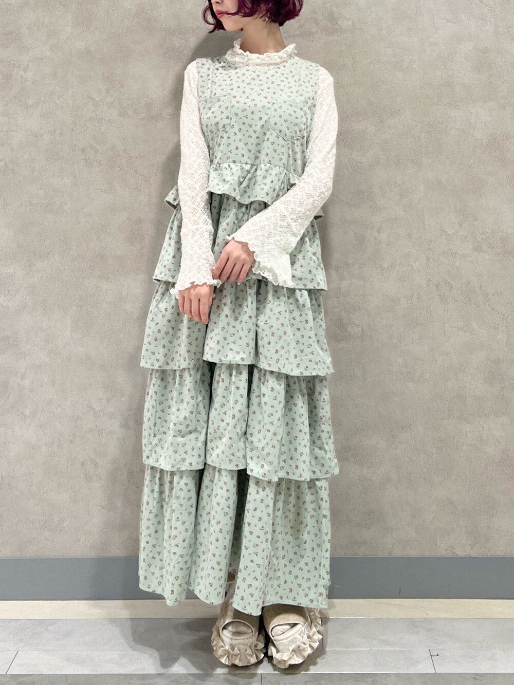 ホワイト系のTシャツ/カットソー、ピンク系のカーディガン/ボレロ、グリーン系のジャンパースカートを着用したレディースの秋コーディネートの6枚目の写真