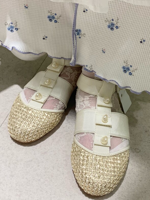 ホワイト系のワンピース、ベージュ系のパンプス、ホワイト系のその他パンツを着用したレディースの春コーディネートの5枚目の写真