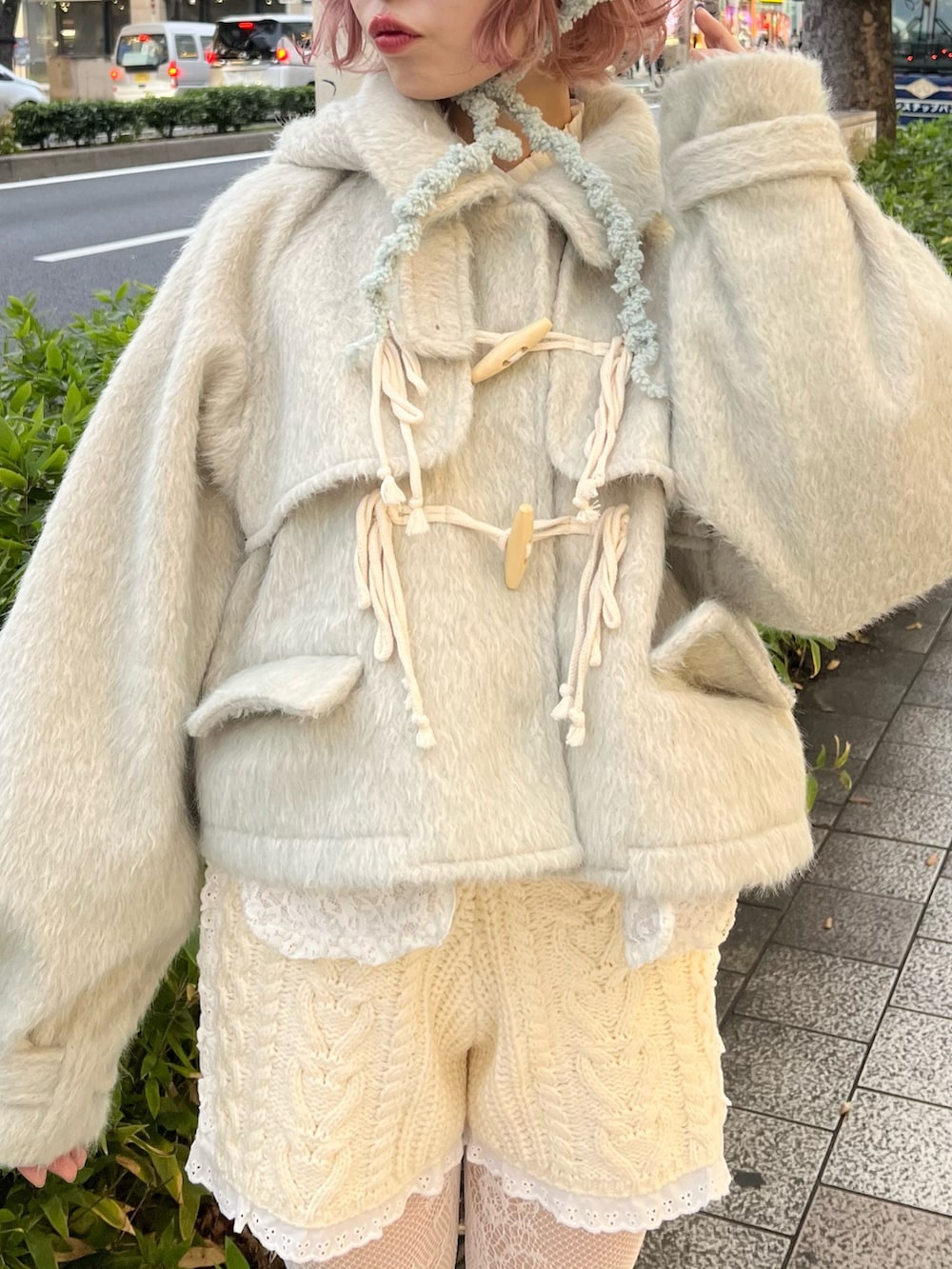 グリーン系のダッフルコート、ホワイト系のその他パンツ、ホワイト系のシャツ/ブラウスを着用したレディースの秋コーディネートの5枚目の写真
