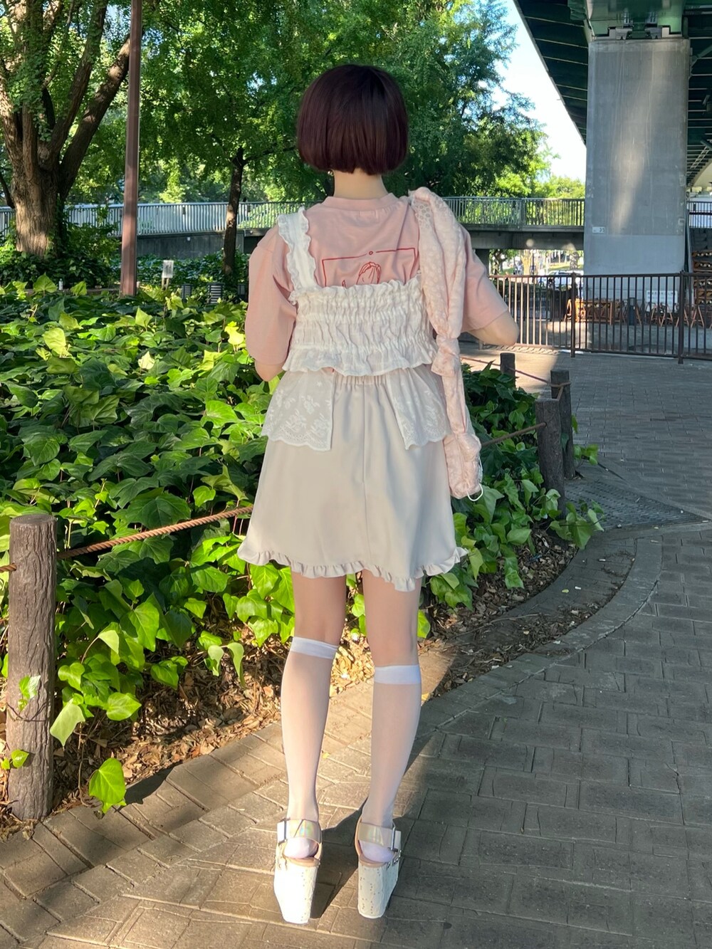 ピンク系のサンダル、ピンク系のボディバッグ/ウエストポーチ、ホワイト系のスカートを着用したレディースの夏コーディネートの4枚目の写真