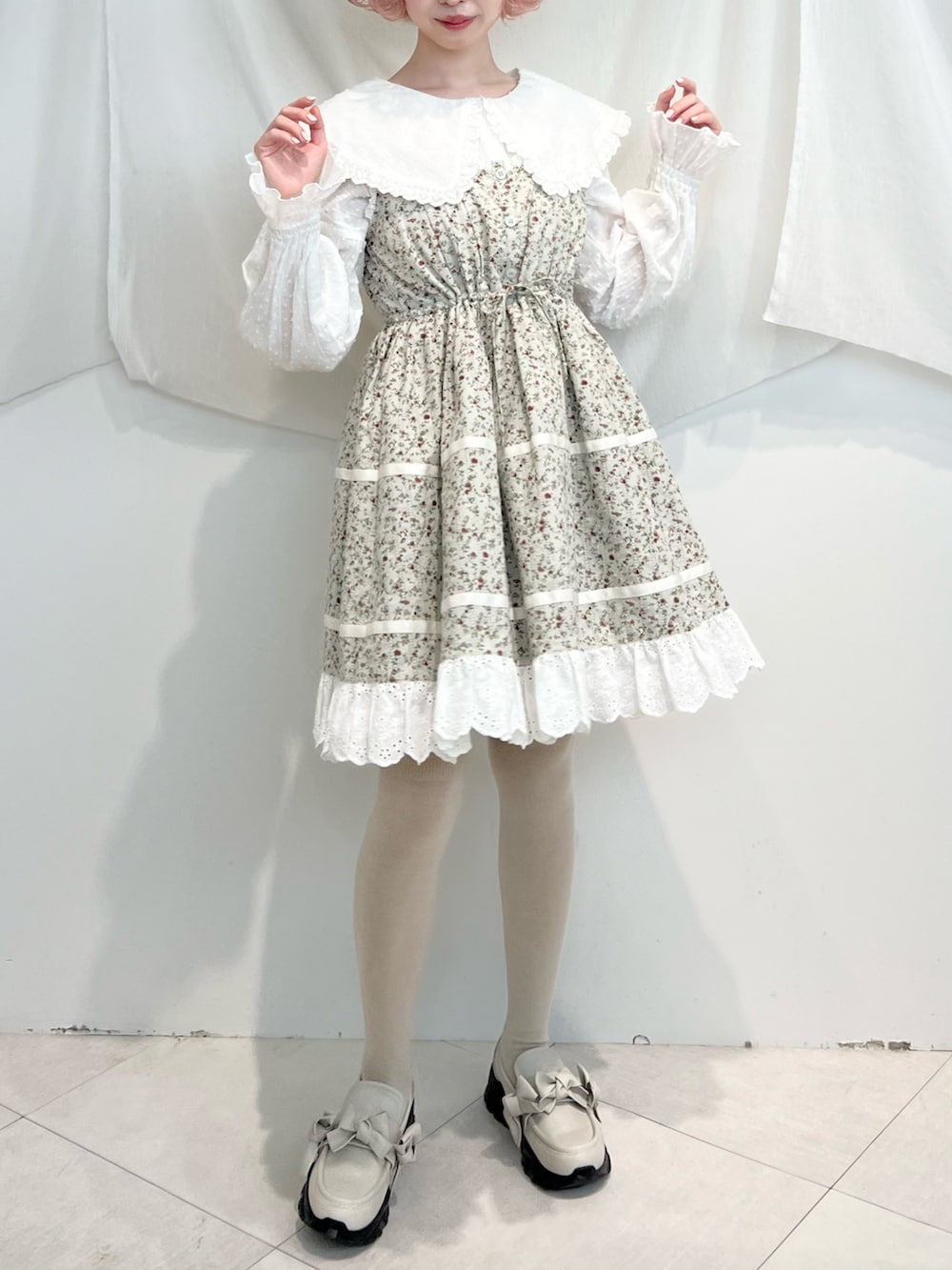 ホワイト系のシャツ/ブラウス、グリーン系のワンピース、ホワイト系のスニーカーを着用したレディースの冬コーディネートの5枚目の写真