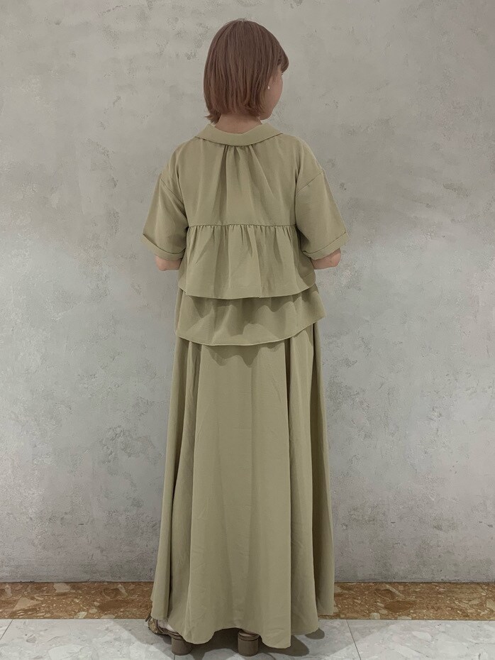 イエロー系のシャツ/ブラウス、イエロー系のスカート、ゴールド系のその他シューズを着用したレディースの春コーディネートの3枚目の写真