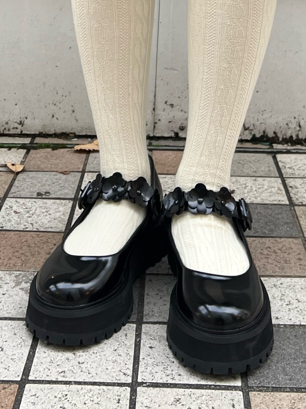 ブラック系のローファー、ホワイト系のパーカー、ブラック系のボストンバッグを着用したレディースの冬コーディネートの9枚目の写真