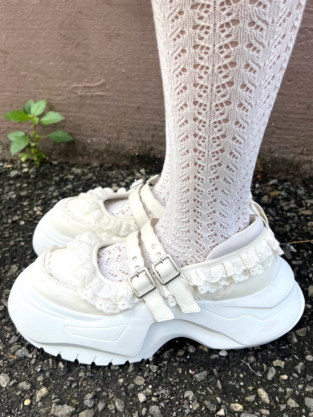 ホワイト系のワンピース、ピンク系のワンピース、ホワイト系のスニーカーを着用したレディースの夏コーディネートの8枚目の写真