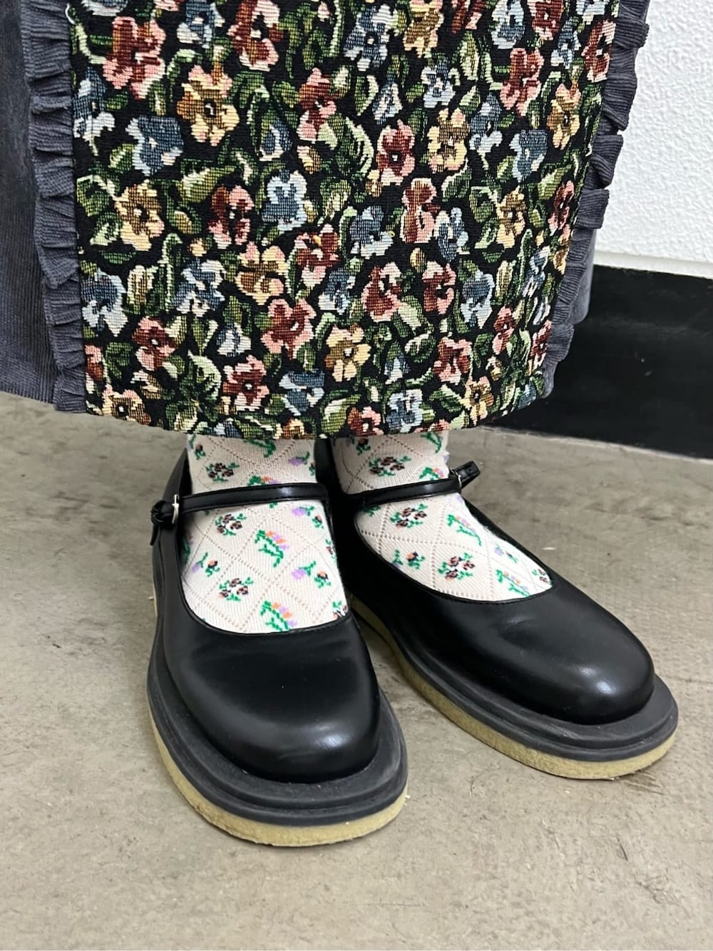 ブラック系のパンプス、ブラック系のパンプス、ブルー系のスカートを着用したレディースの秋コーディネートの6枚目の写真