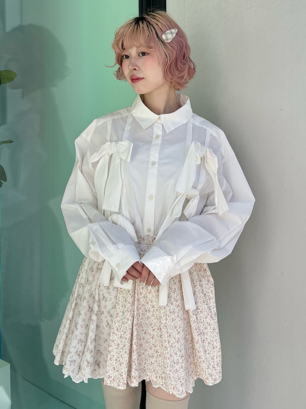 ホワイト系のシャツ/ブラウス、ピンク系のスカート、ホワイト系のスニーカーを着用したレディースの冬コーディネートの8枚目の写真