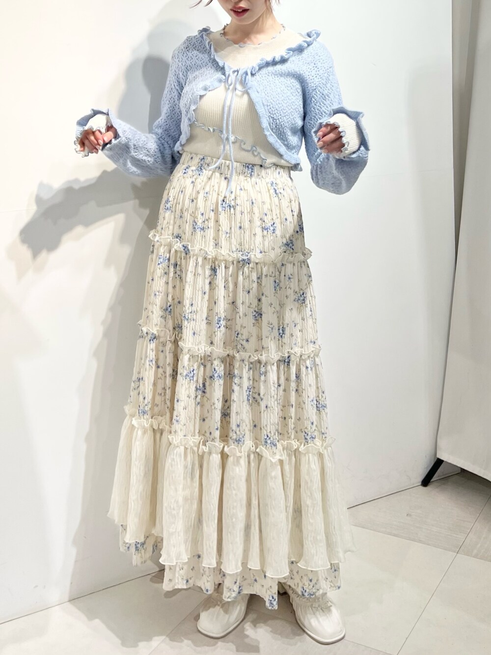 ブルー系のカーディガン/ボレロ、ホワイト系のTシャツ/カットソー、ホワイト系のショルダーバッグを着用したレディースの春コーディネートの3枚目の写真