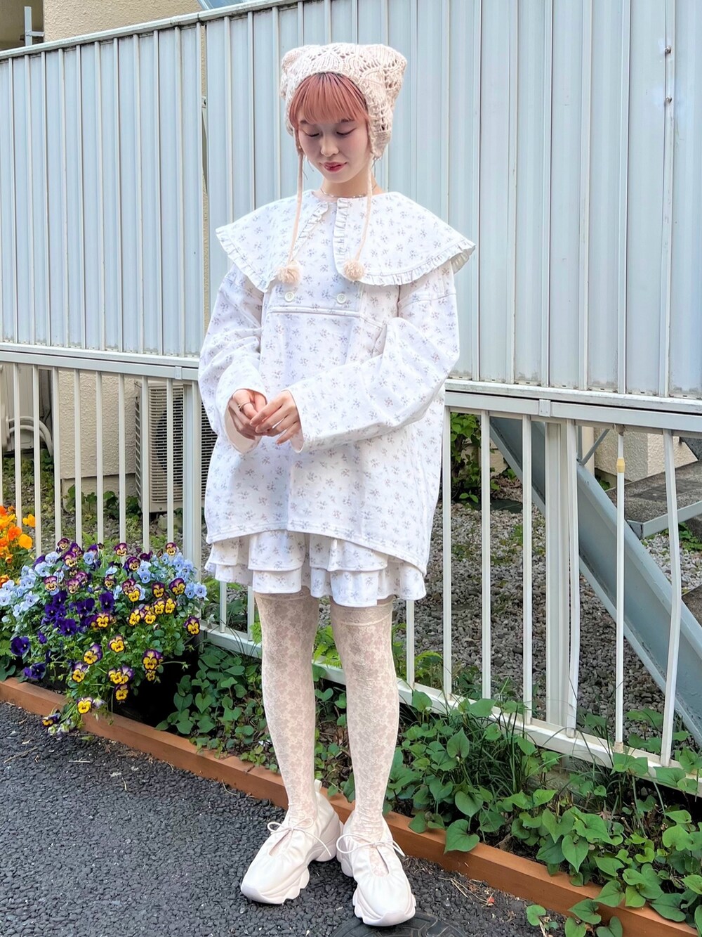 ホワイト系のデニムジャケット、ホワイト系のスカート、ホワイト系のスニーカーを着用したレディースの春コーディネートの5枚目の写真