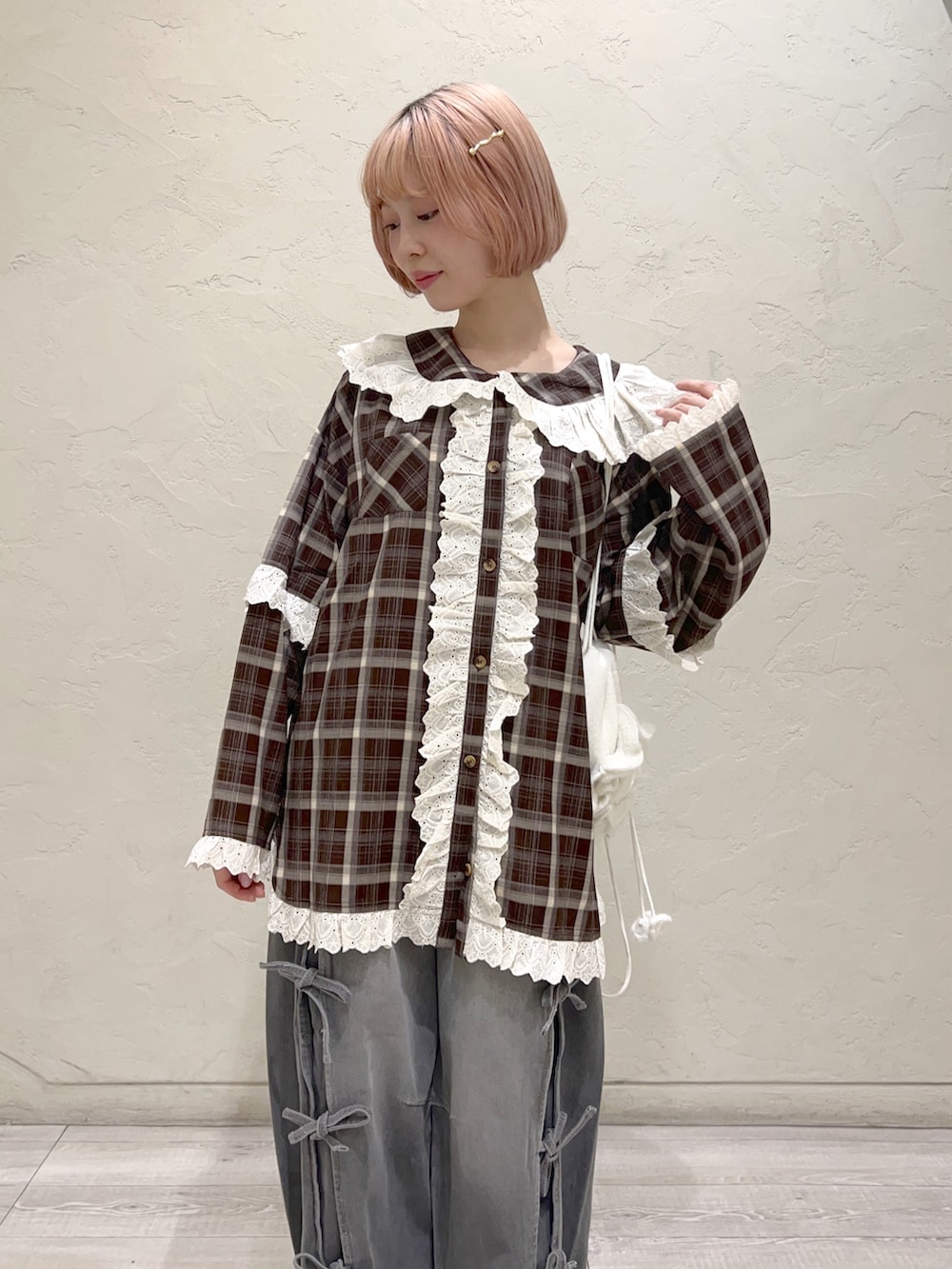 ブラウン系のシャツ/ブラウス、グレー系のデニムパンツ、ホワイト系のスニーカーを着用したレディースの秋コーディネートの4枚目の写真