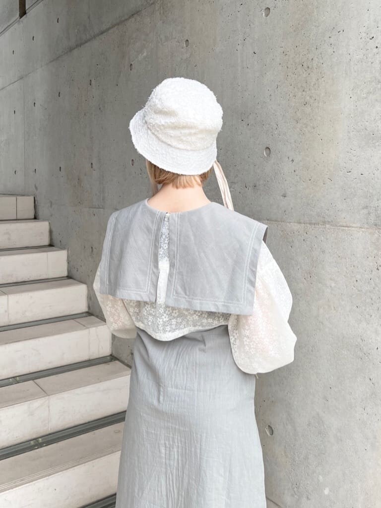 オレンジ系のパンプス、グリーン系のワンピース、ホワイト系のシャツ/ブラウスを着用したレディースの夏コーディネートの9枚目の写真