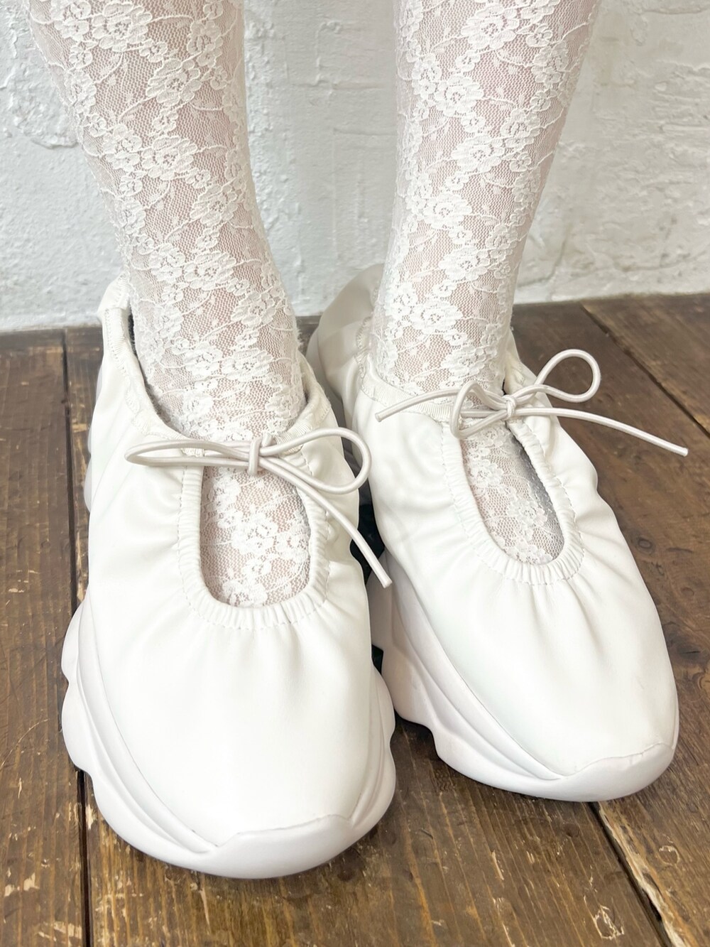 ブルー系のワンピース、ホワイト系のスニーカーを着用したレディースの夏コーディネートの9枚目の写真