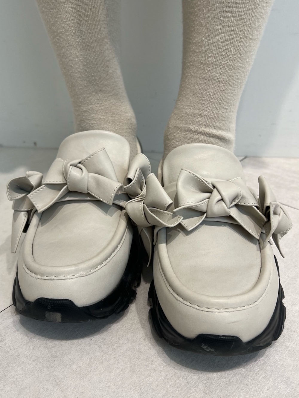 ホワイト系のシャツ/ブラウス、グリーン系のワンピース、ホワイト系のスニーカーを着用したレディースの冬コーディネートの10枚目の写真