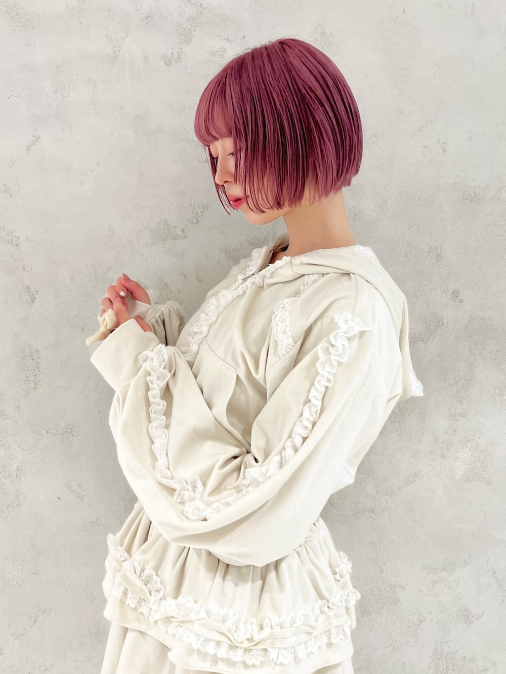 ホワイト系のスカート、ホワイト系のパーカー、ベージュ系のローファーを着用したレディースの秋コーディネートの7枚目の写真