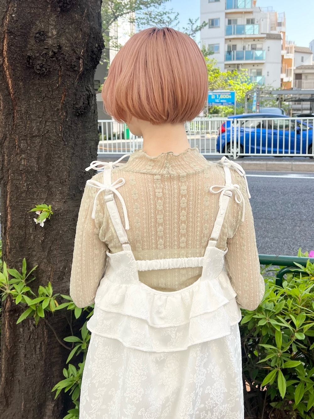 ホワイト系のワンピース、グリーン系のTシャツ/カットソー、ゴールド系のバレエシューズを着用したレディースの春コーディネートの4枚目の写真