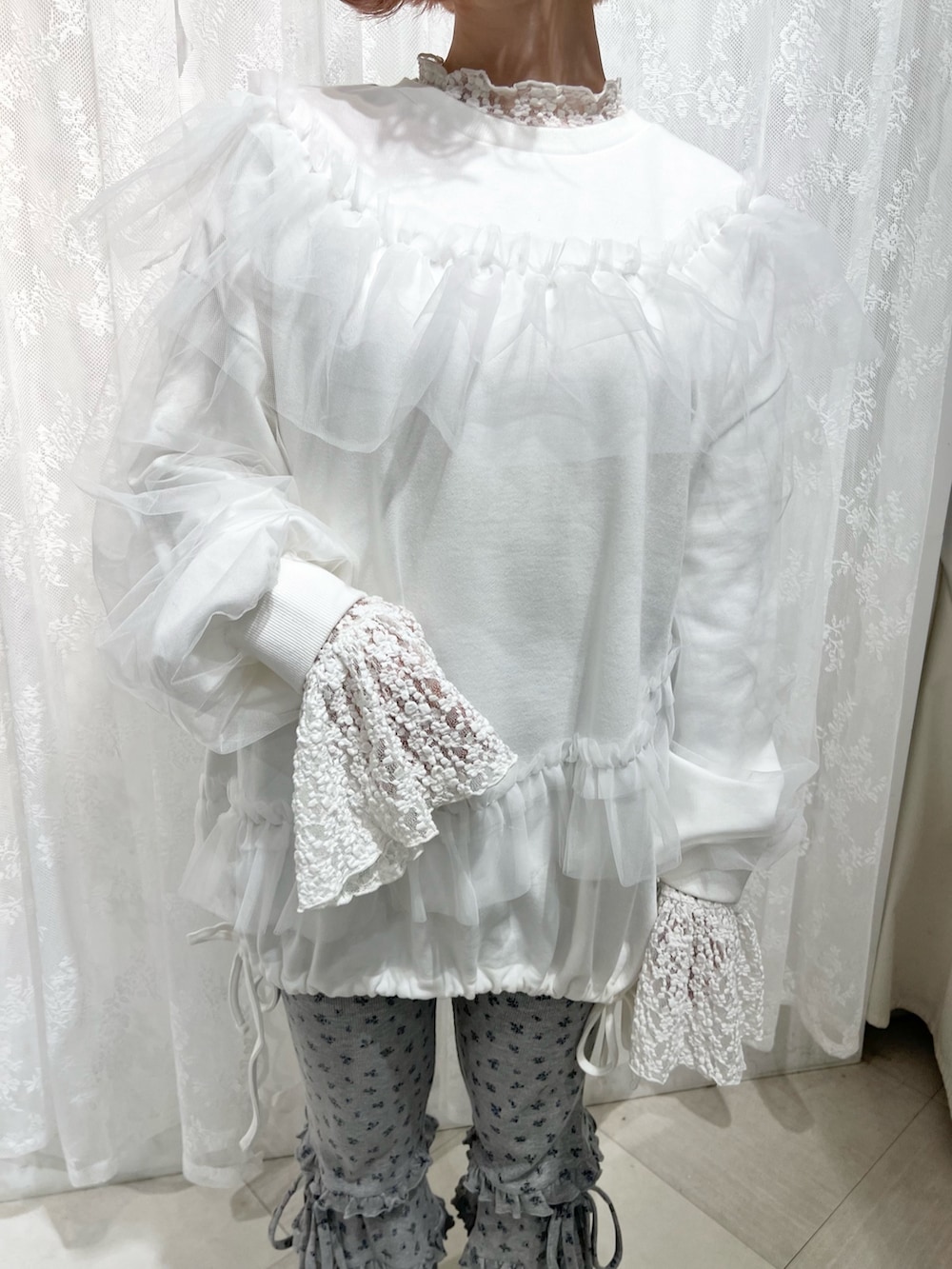 ホワイト系のスウェット、グレー系のスウェットパンツ、ブルー系のスニーカーを着用したレディースの夏コーディネートの8枚目の写真