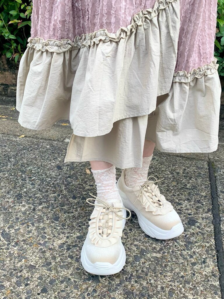 ホワイト系のTシャツ/カットソー、ホワイト系のその他雑貨を着用したレディースの冬コーディネートの4枚目の写真