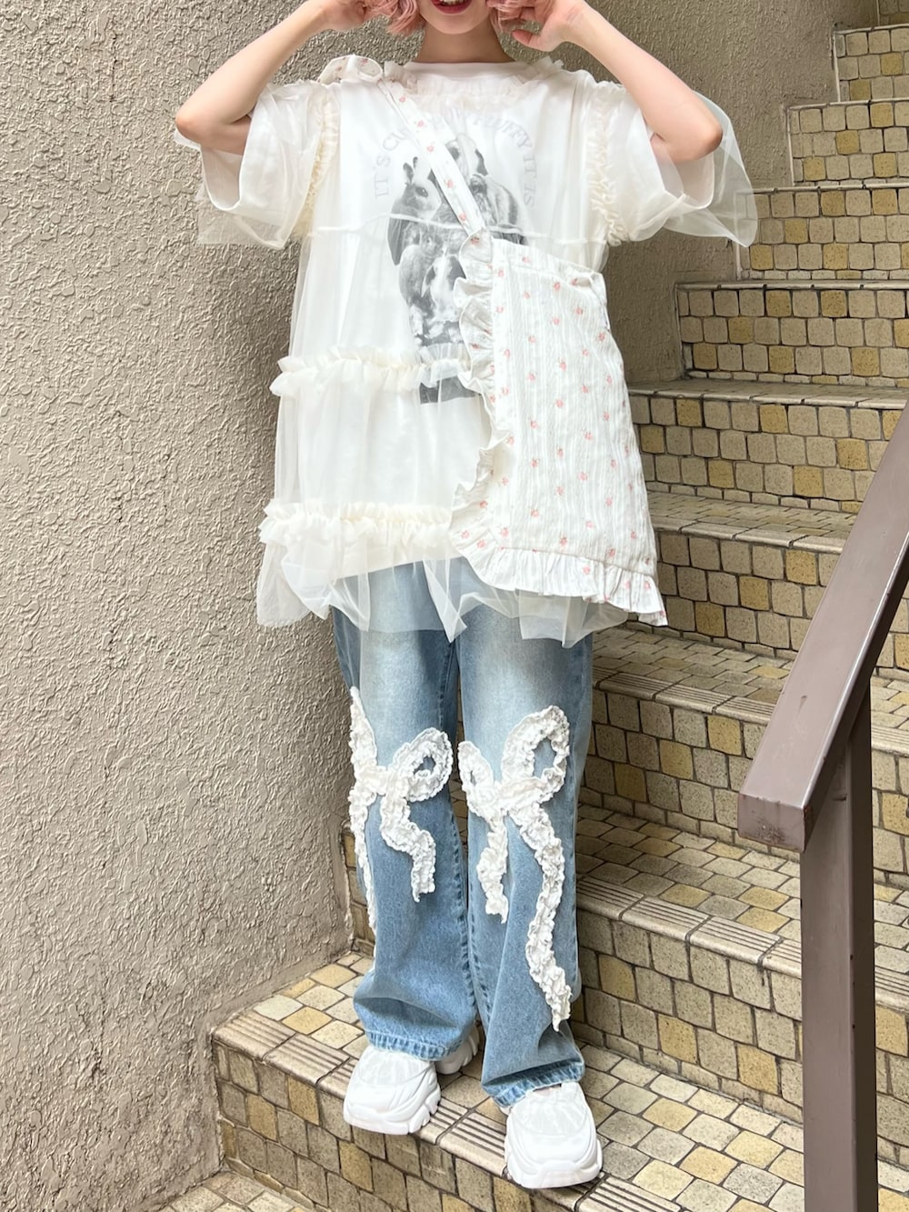 ホワイト系のTシャツ/カットソー、ホワイト系のシャツ/ブラウス、ブルー系のデニムパンツを着用したレディースの春コーディネートの5枚目の写真