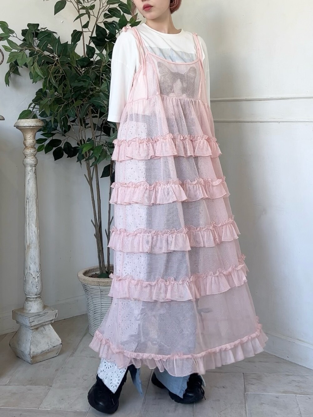 ブルー系のデニムパンツ、ブラック系のスニーカー、ピンク系のワンピースを着用したレディースの夏コーディネートの6枚目の写真