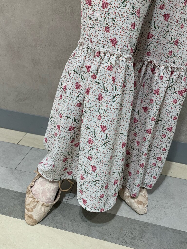 ホワイト系のその他シューズ、ホワイト系のワンピース、ホワイト系のその他パンツを着用したレディースの春コーディネートの3枚目の写真