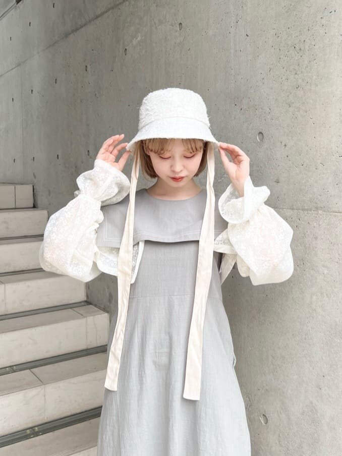 オレンジ系のパンプス、グリーン系のワンピース、ホワイト系のシャツ/ブラウスを着用したレディースの夏コーディネートの8枚目の写真