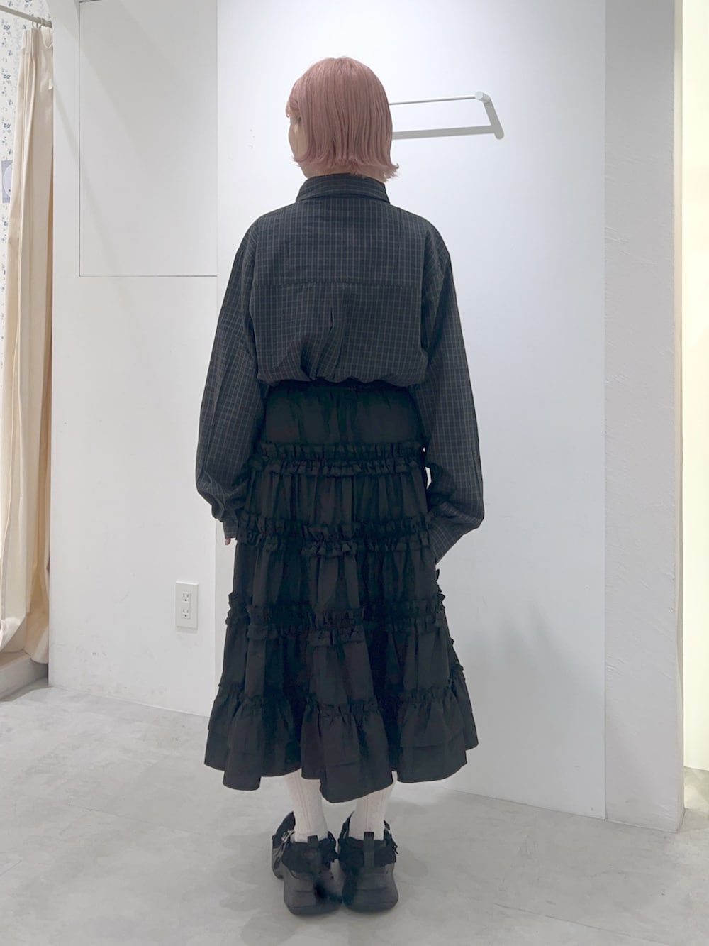 ブラック系のショルダーバッグ、グリーン系のシャツ/ブラウス、ブラック系のスカートを着用したレディースの夏コーディネートの3枚目の写真