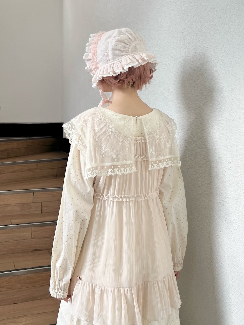 ベージュ系のワンピース、ベージュ系のチュニック、ピンク系のバレエシューズを着用したレディースの冬コーディネートの7枚目の写真