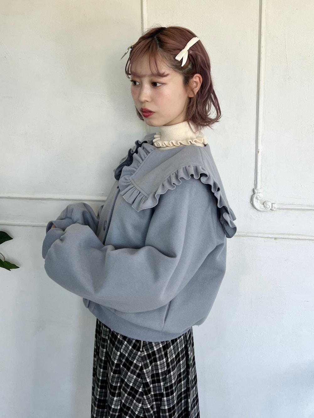 ブルー系のブルゾン、ブラック系のスカート、ブラック系のバレエシューズを着用したレディースの冬コーディネートの5枚目の写真