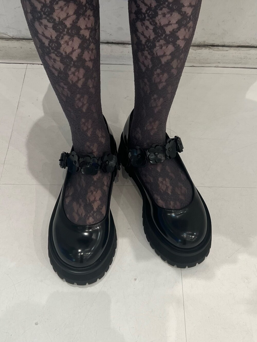 ブラック系のローファー、ブルー系のその他アウター、ホワイト系のニット/セーターを着用したレディースの冬コーディネートの8枚目の写真