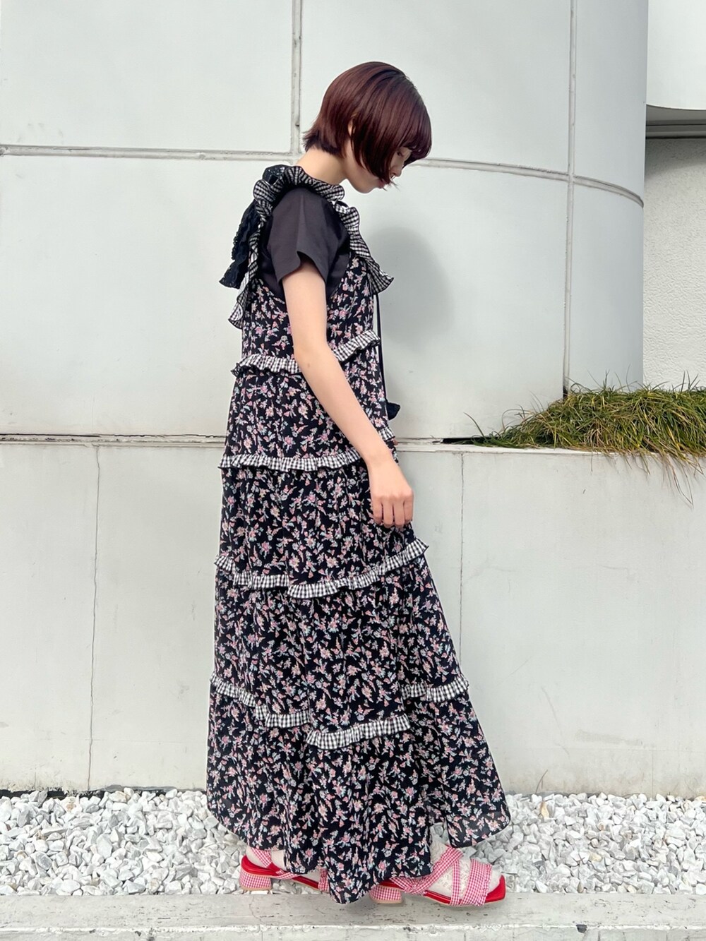 レッド系のサンダル、グレー系のTシャツ/カットソー、ブラック系のワンピースを着用したレディースの春コーディネートの2枚目の写真