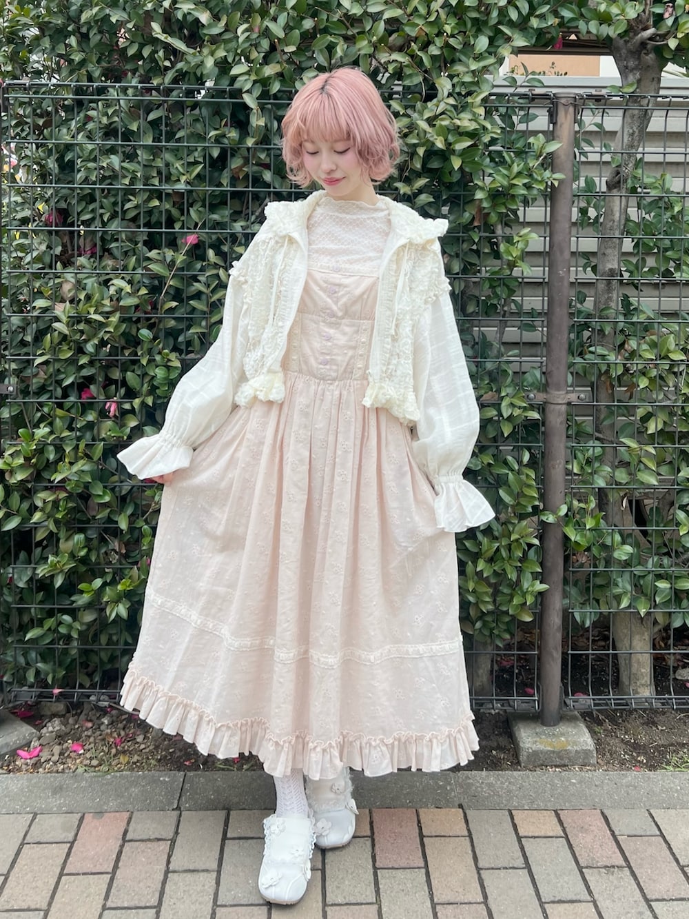 ホワイト系のブルゾン、ホワイト系のTシャツ/カットソー、ピンク系のワンピースを着用したレディースの冬コーディネートの3枚目の写真