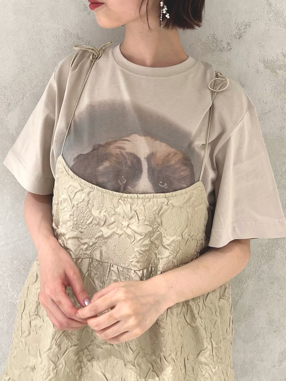 ベージュ系のTシャツ/カットソー、ベージュ系のワンピース、ホワイト系のサンダルを着用したレディースの夏コーディネートの9枚目の写真