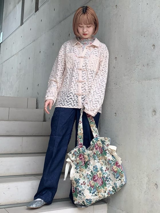 「merryjenny」｜「merry jennyのblossam エアリーカンフーシャツ（シャツ/ブラウス、ピンク系）」を使った、sumomoさん（レディース・156cm）の秋コーディネートの2枚目の写真
