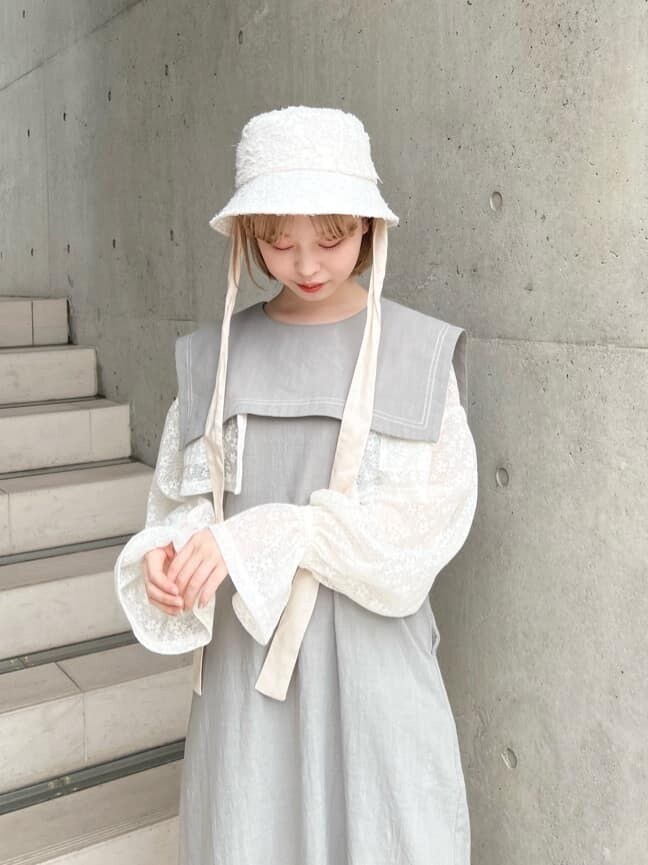 オレンジ系のパンプス、グリーン系のワンピース、ホワイト系のシャツ/ブラウスを着用したレディースの夏コーディネートの7枚目の写真