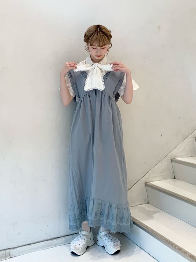 ブルー系のワンピース、ホワイト系のシャツ/ブラウス、ホワイト系のサンダルを着用したレディースの春コーディネートの2枚目の写真