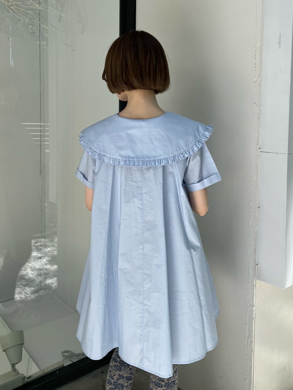 ブルー系のワンピース、ホワイト系のサンダル、ホワイト系のショルダーバッグを着用したレディースの春コーディネートの6枚目の写真