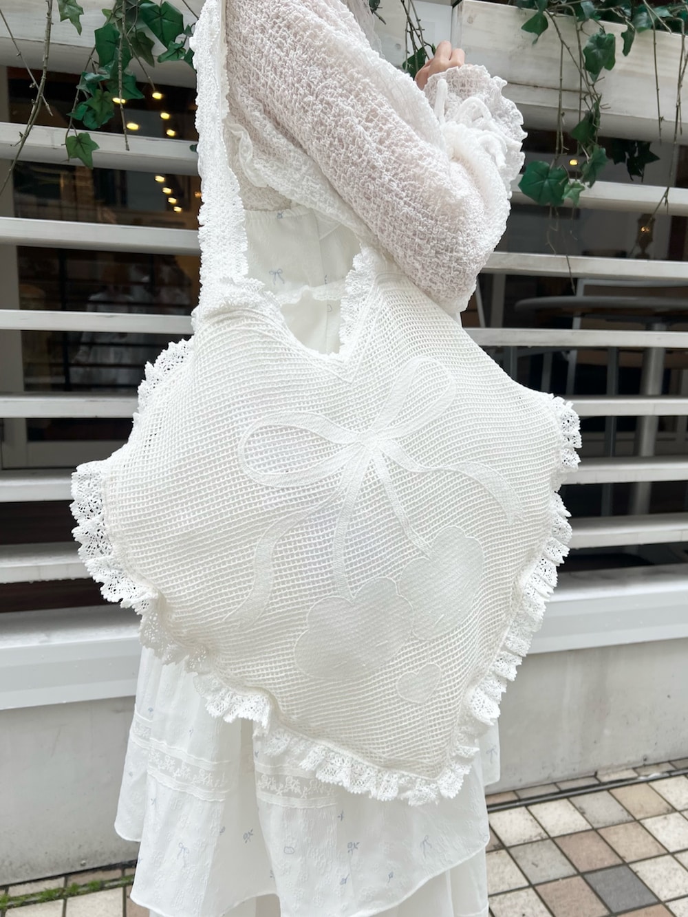 ホワイト系のワンピース、ホワイト系のTシャツ/カットソー、ホワイト系のトートバッグを着用したレディースの冬コーディネートの5枚目の写真