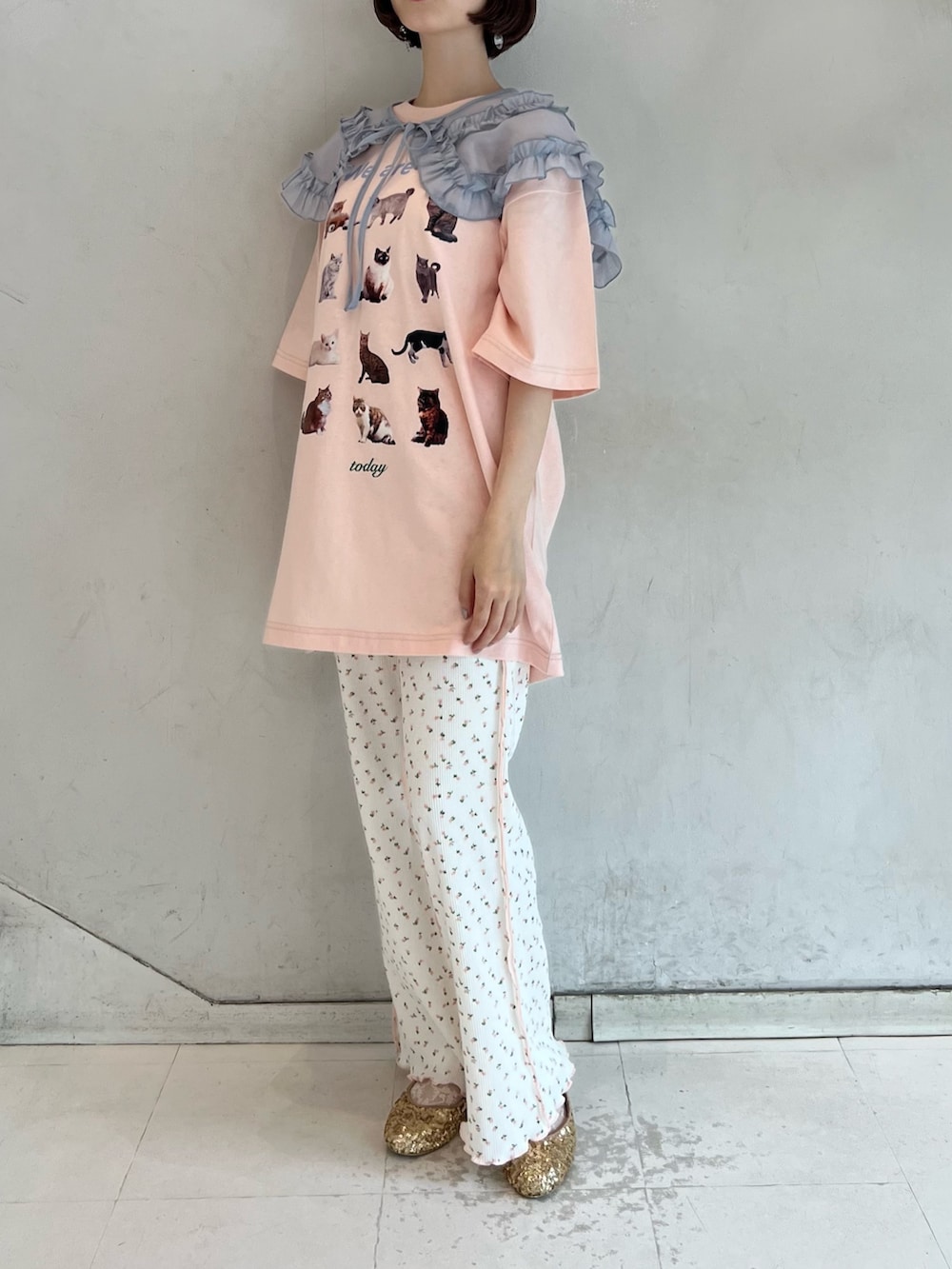 ピンク系のTシャツ/カットソー、ピンク系のその他パンツ、ゴールド系のパンプスを着用したレディースの夏コーディネートの6枚目の写真