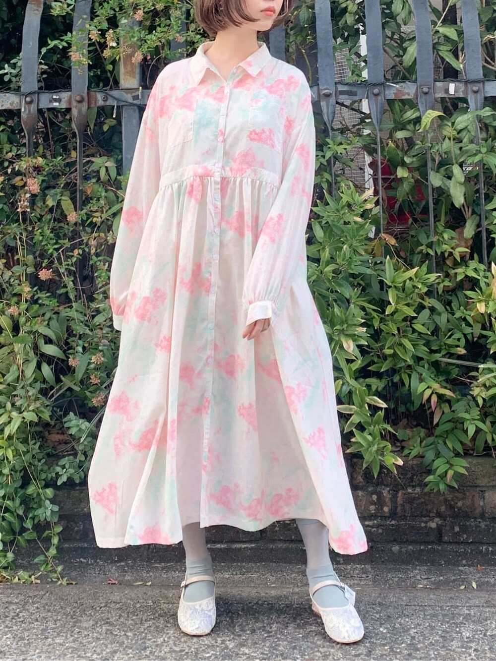 ピンク系のワンピース、ホワイト系のパンプスを着用したレディースの冬コーディネートの2枚目の写真