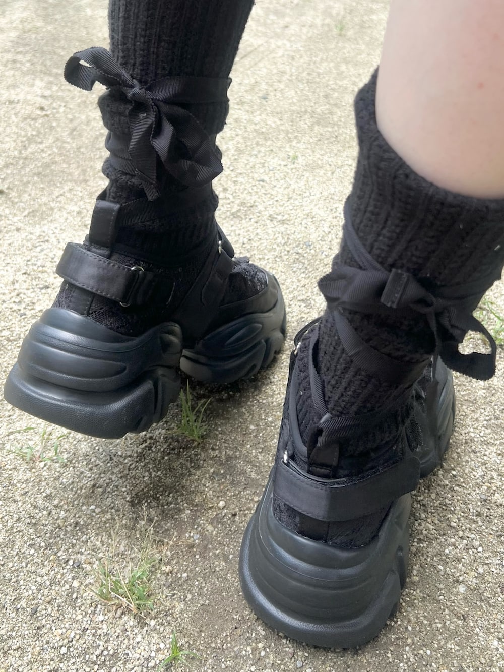 グレー系のスウェット、ピンク系のニット/セーター、ブルー系のショルダーバッグを着用したレディースの秋コーディネートの10枚目の写真