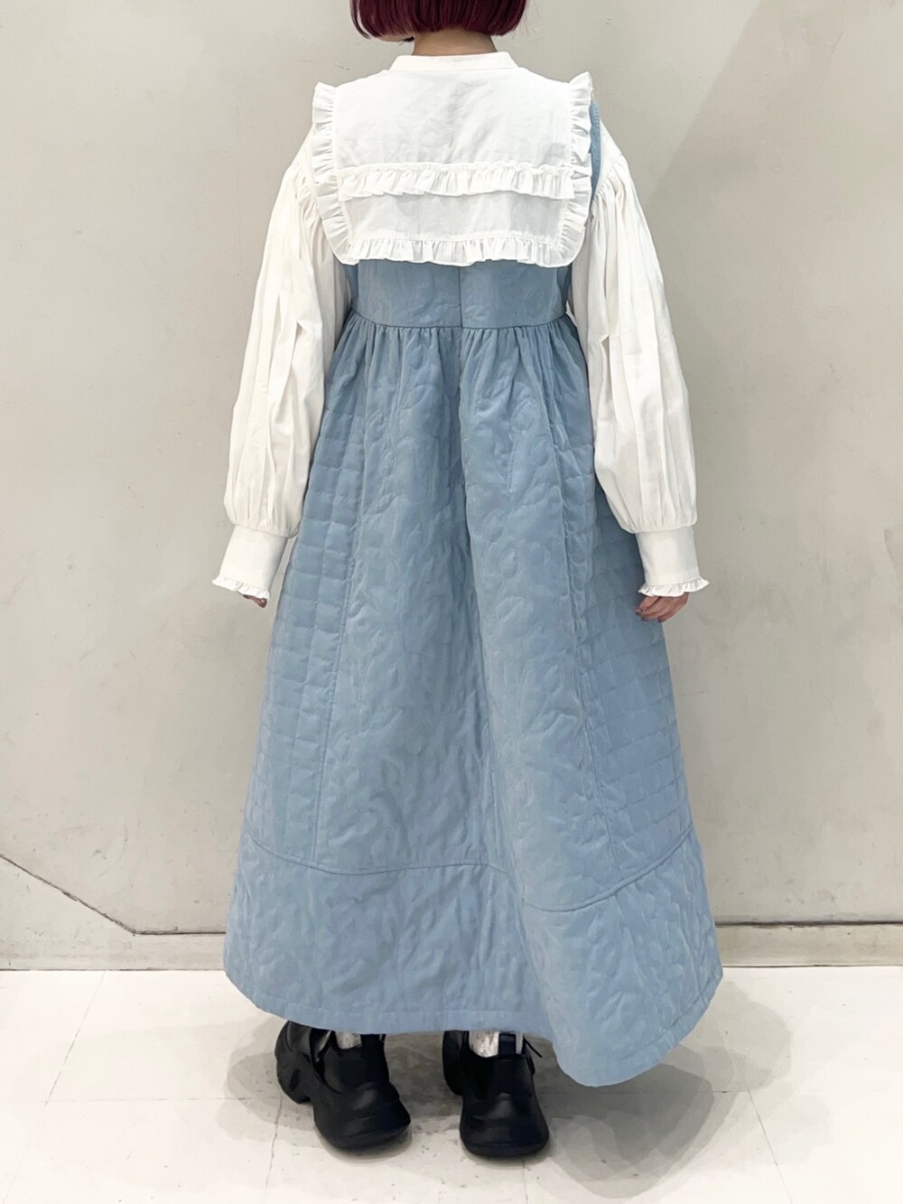 ホワイト系のシャツ/ブラウス、ブルー系のワンピース、ブラック系のスニーカーを着用したレディースの秋コーディネートの6枚目の写真