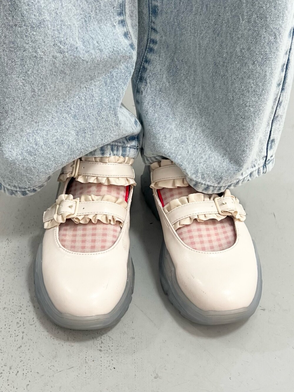 ホワイト系のスウェット、ブルー系のデニムパンツ、ホワイト系のスニーカーを着用したレディースの春コーディネートの10枚目の写真