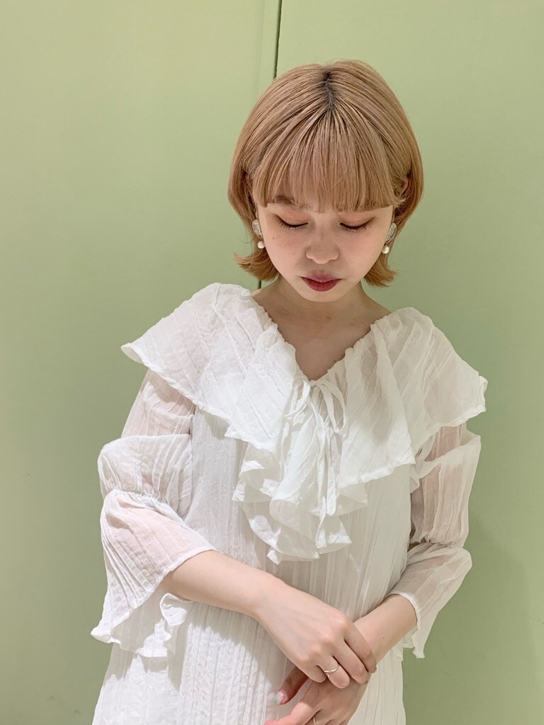 ホワイト系のワンピース、ベージュ系のパンプス、ホワイト系のその他パンツを着用したレディースの春コーディネートの4枚目の写真