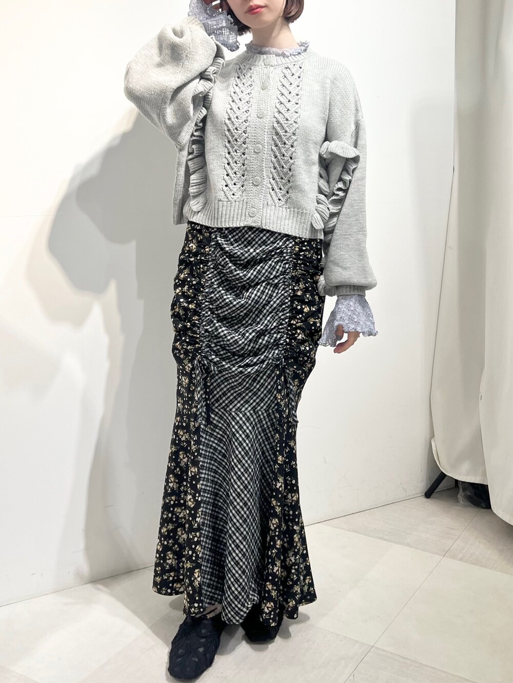 グレー系のカーディガン/ボレロ、ブルー系のTシャツ/カットソー、ブラック系のスカートを着用したレディースの秋コーディネートの3枚目の写真