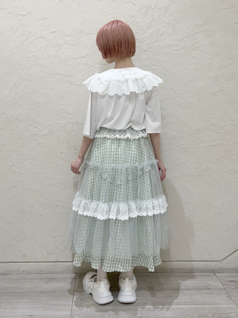 グリーン系のスカート、グリーン系のスカート、ホワイト系のTシャツ/カットソーを着用したレディースの夏コーディネートの4枚目の写真