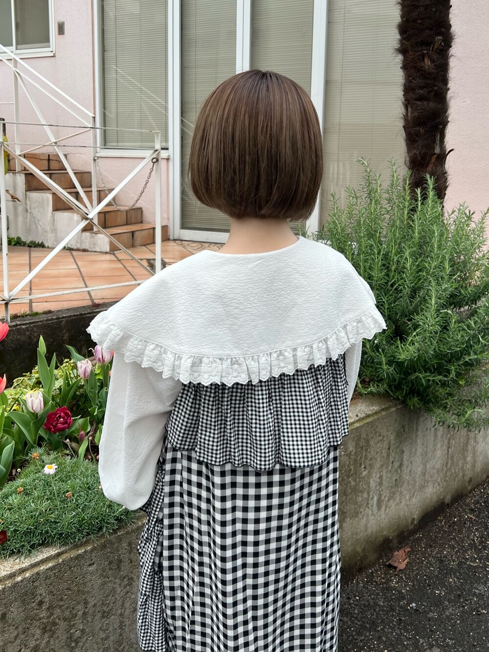 その他のワンピース、ホワイト系のシャツ/ブラウス、ブラック系のスニーカーを着用したレディースの春コーディネートの7枚目の写真