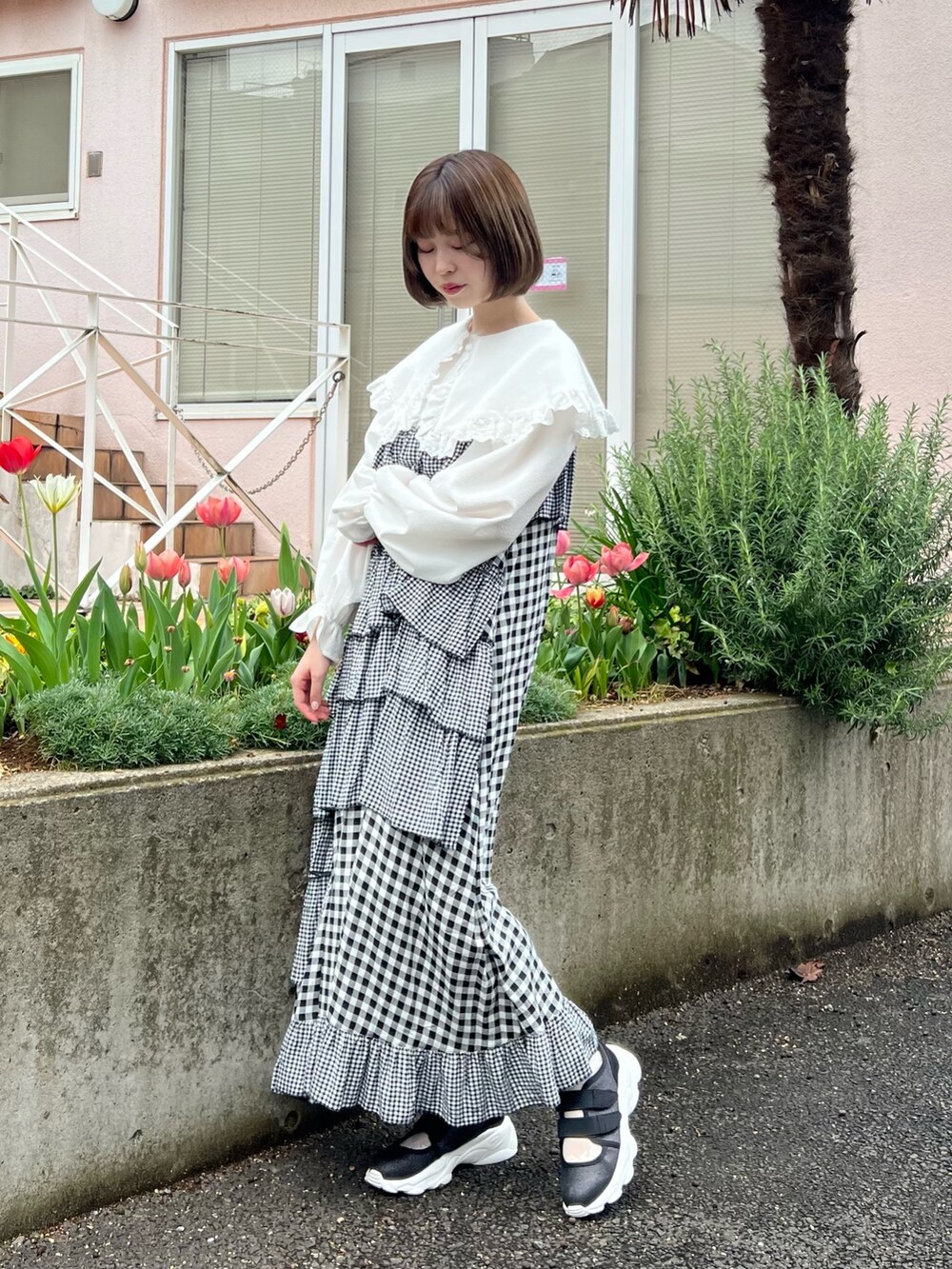 その他のワンピース、ホワイト系のシャツ/ブラウス、ブラック系のスニーカーを着用したレディースの春コーディネートの4枚目の写真
