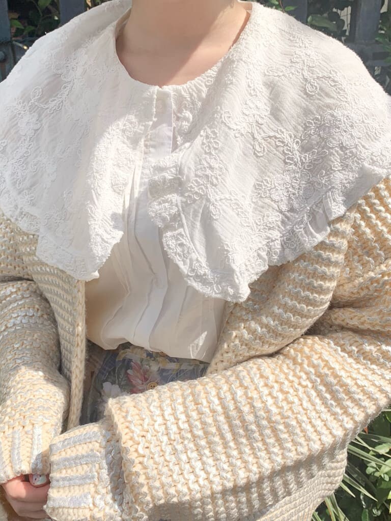 シルバー系のカーディガン/ボレロ、ホワイト系のローファー、イエロー系のスカートを着用したレディースの秋コーディネートの5枚目の写真