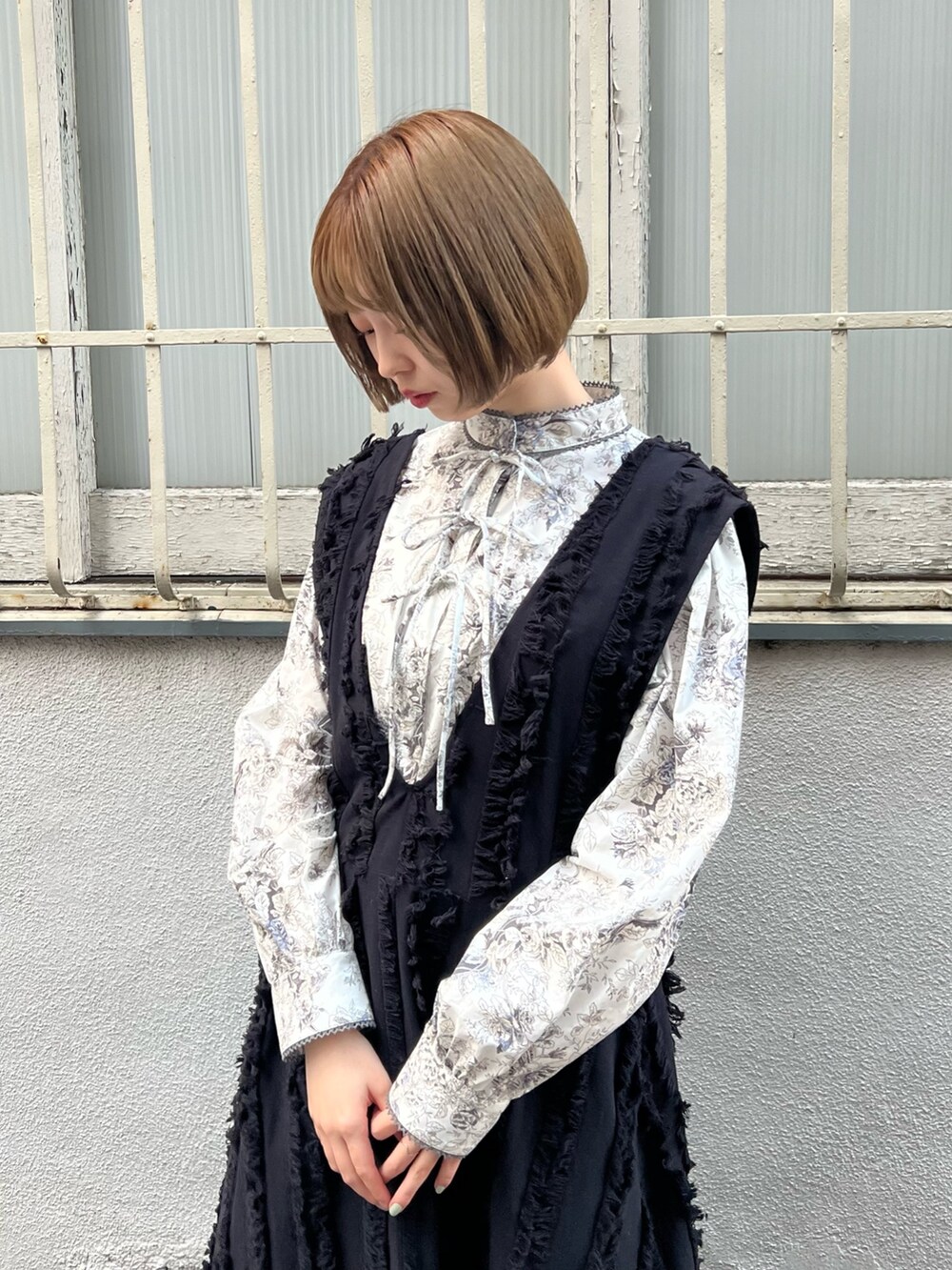 グレー系のシャツ/ブラウス、ブラック系のワンピース、ブラック系のブーツを着用したレディースの秋コーディネートの6枚目の写真